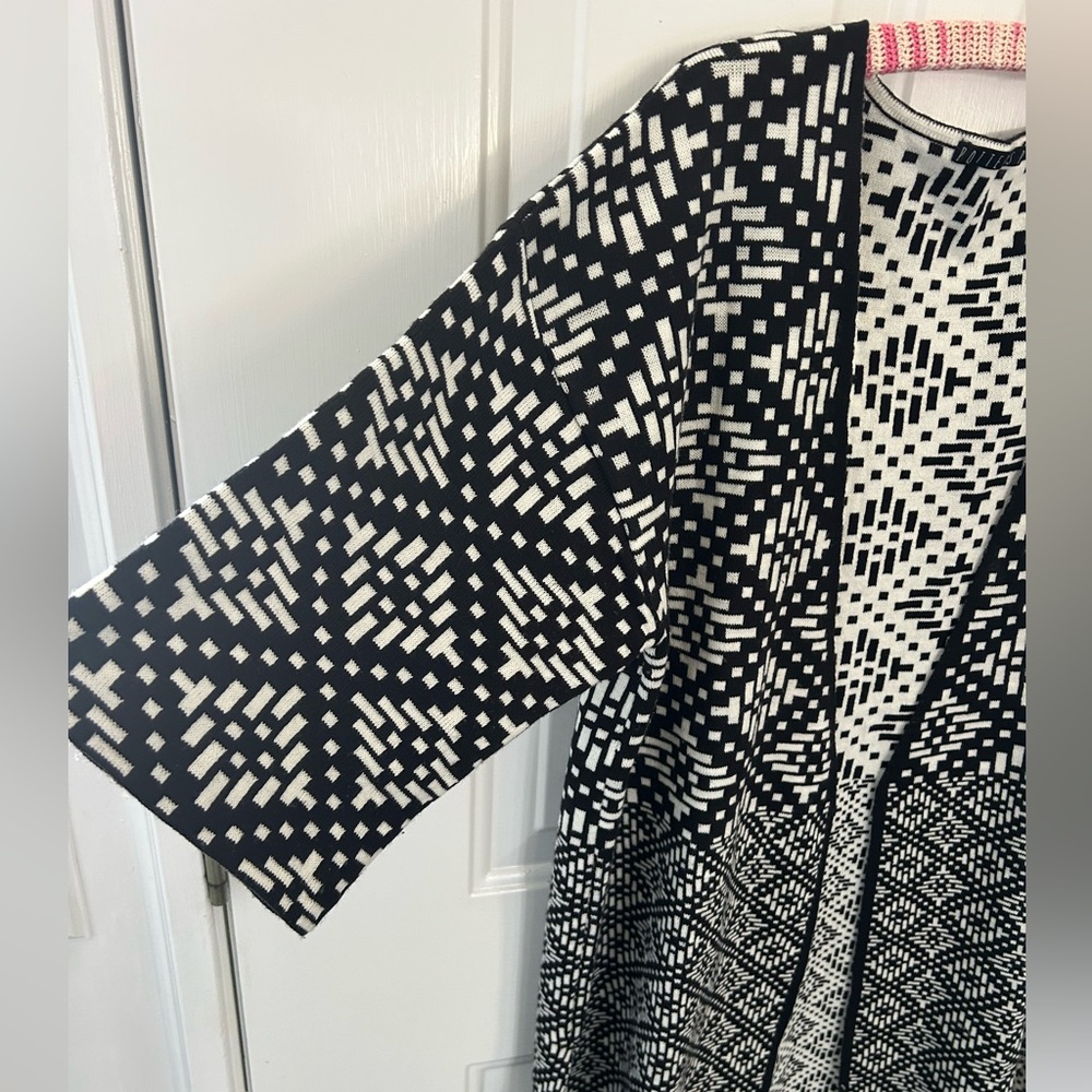 Black and White Aztec Open Sweater Cardigan Size Medium - Picture 3 of 7